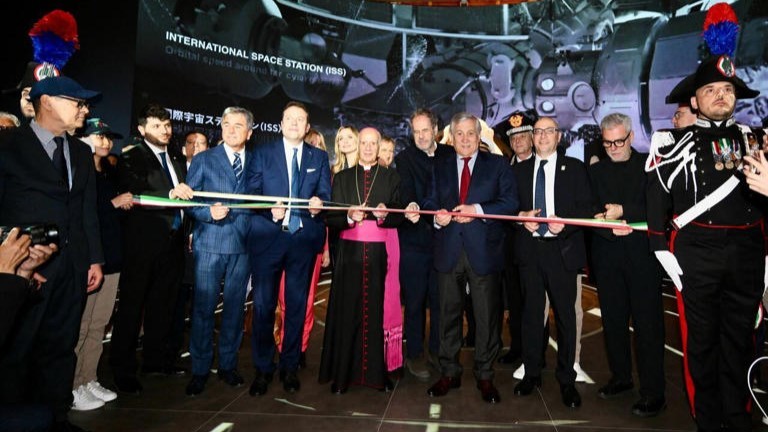 ローマ教皇庁開館式のテープカット