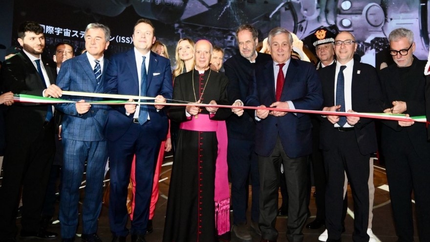 Taglio del nastro all’inaugurazione del Padiglione della Santa Sede