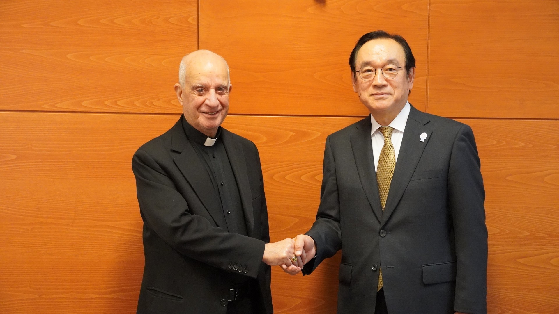 S.E.R. Mons. Fisichella con il Commissario Generale del Giappone per Expo 2025 Osaka Koji Haneda