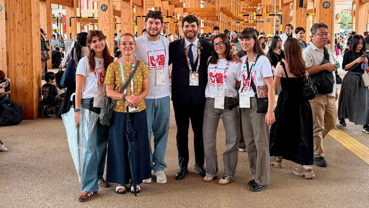 Gli studenti dello IUSVE ad Expo Osaka con il Direttore del Padiglione, Dott. Stefano Riccardi