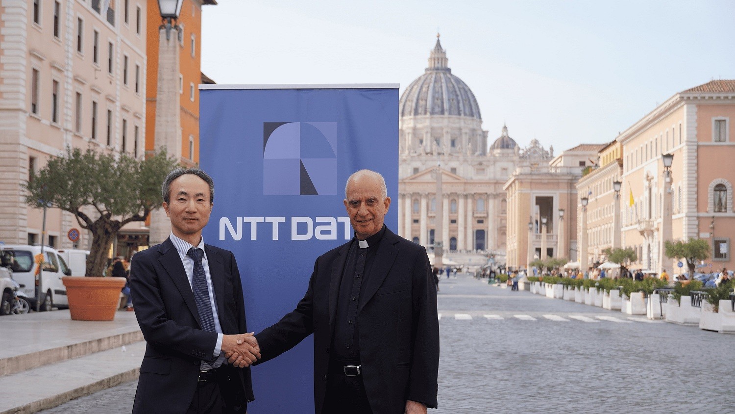 Takashi Sakano e Monsignor Fisichella in Via della Conciliazione, Roma